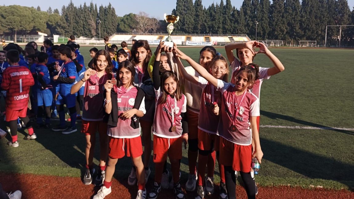 Şehit Kadir Altuntaş Cumhuriyet Ortaokulu, ilçede okullar arası düzenlenen küçük kız futbol turnuvasında dereceye girerek turnuvayı 4. olarak tamamlamıştır.